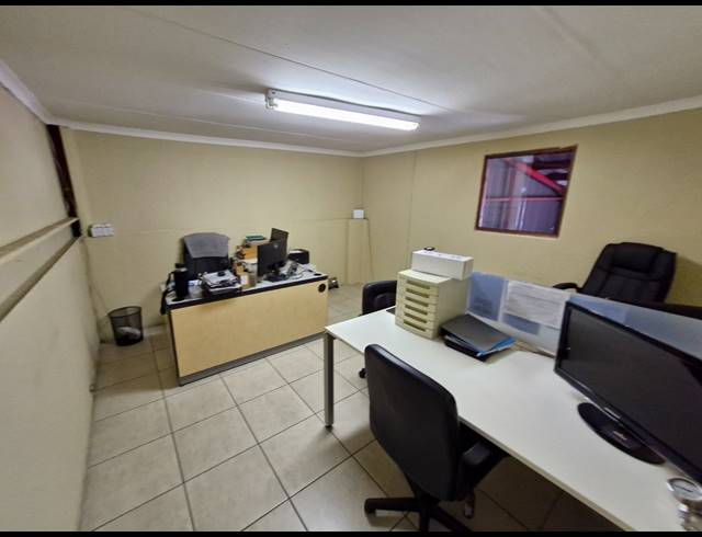 192M² WAREHOUSE TO LET IN JET PARK